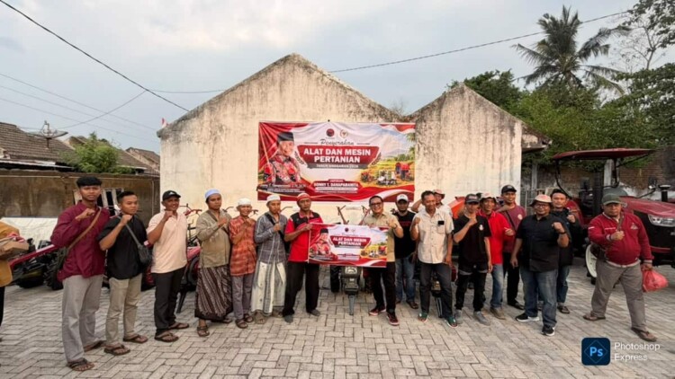 Penyerahan bantuan alsintan kepada kelompok tani di Bondowoso oleh Sonny T. Danaparamita