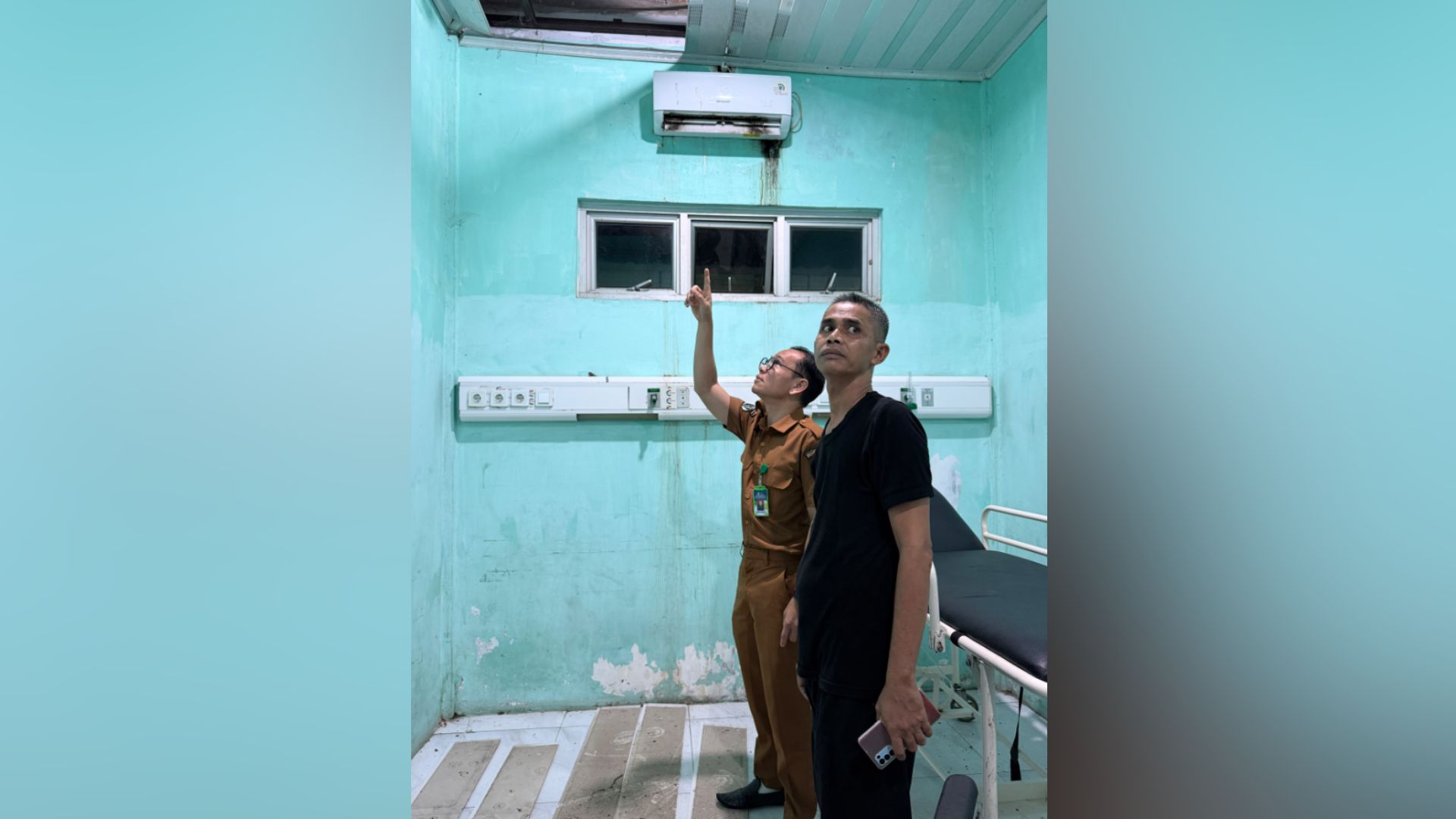 Runtuhan plafon di ruang IGD RSUD H Sahudin Kutacane akibat badai dan hujan lebat