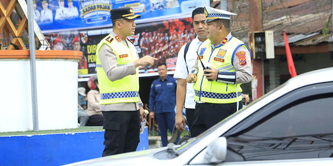 Kapolres Labuhanbatu memimpin pengaturan lalu lintas di Bundaran Simpang VI Rantauprapat