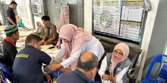 Petugas medis memeriksa warga binaan di Lapas Kelas IIB Lhoksukon