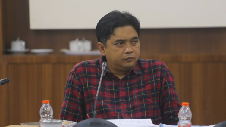 Ilustrasi penyuluh pertanian berinteraksi dengan petani di lahan Jember