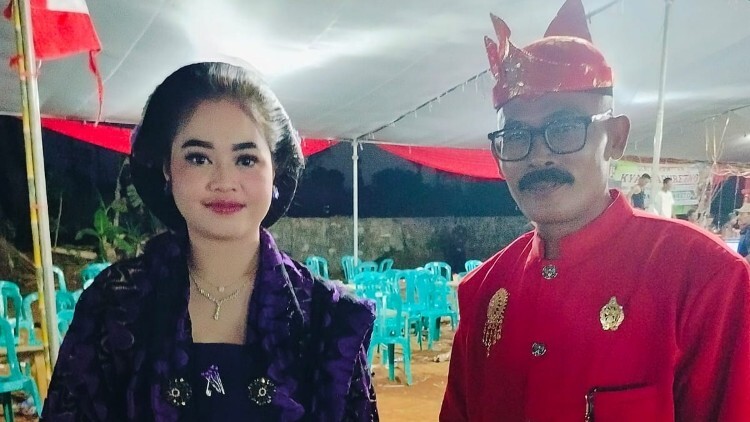 Mbah Jenggot sedang mempersiapkan pertunjukan Langen Tayub di Tuban
