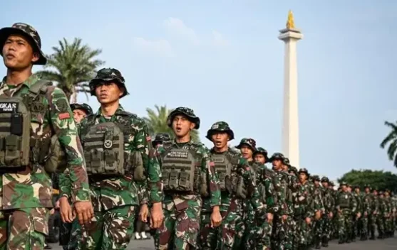 Prajurit TNI berinteraksi dengan warga saat kegiatan TMMD sebagai simbol kedekatan TNI dan rakyat