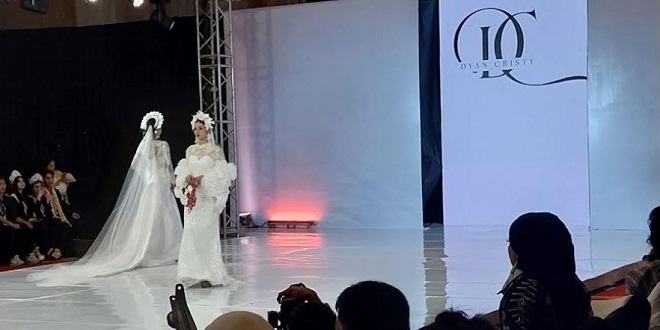 Pentas peragaan busana Yapmode Fashion Festival ke-8 bertema The Charm of the Sea di Tiara Convention Center Medan