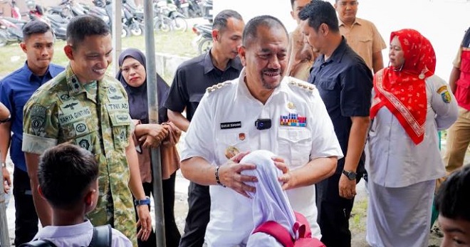 Bupati Batubara meninjau layanan terpadu Program Berlayar di Desa Mesjid Lama