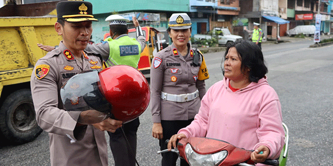 Sat Lantas Polres Labuhanbatu beri edukasi lalu lintas kepada pelajar di Lapangan Ika Bina Rantauprapat