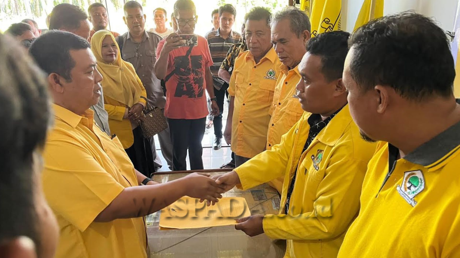 M. Romadon Nasution menyerahkan formulir pendaftaran calon ketua Golkar Labusel