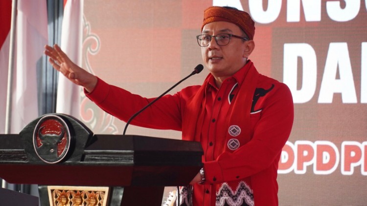 Deni Wicaksono berpidato pada peringatan Hari Jadi Jawa Timur ke-81