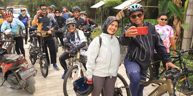Bupati Darma Wijaya bersama OPD bersepeda meninjau kondisi jalan di Sei Rampah