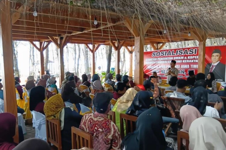 Pelaku UMKM dan wisatawan di kawasan Wisata Pelang, Tuban