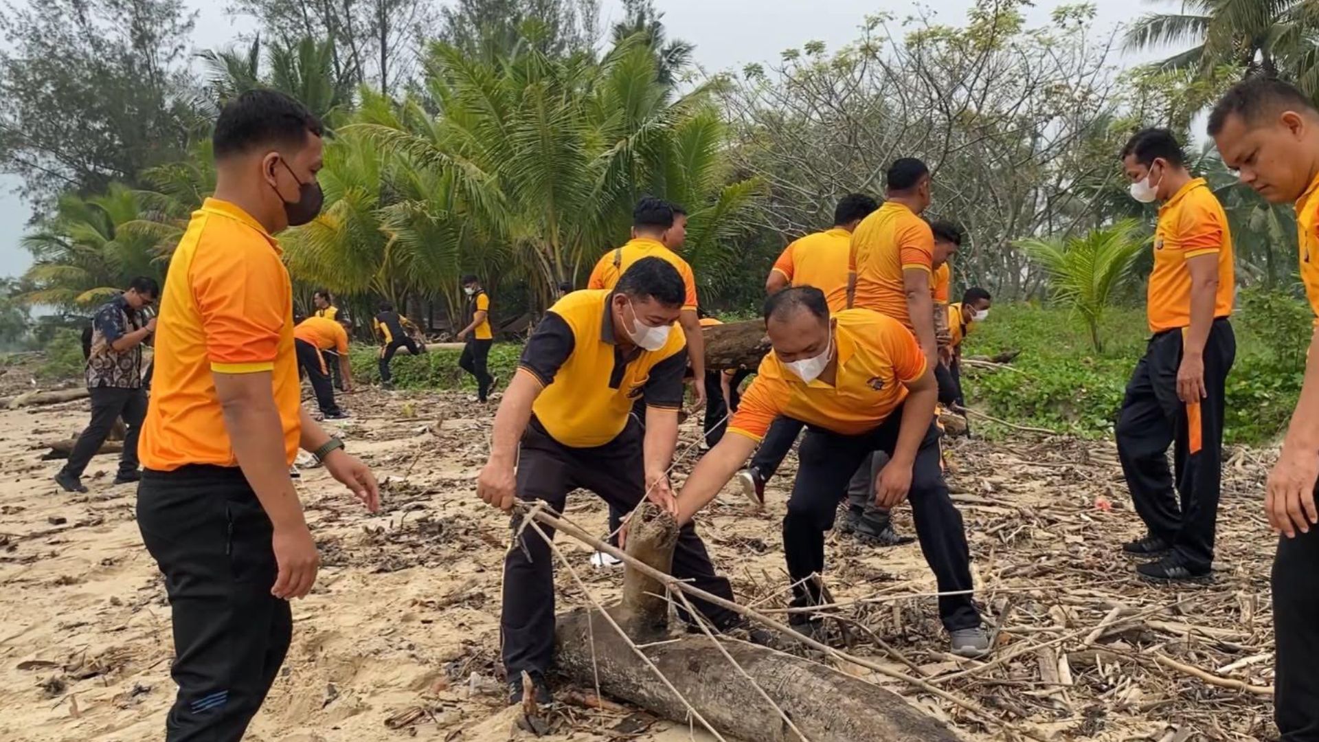 Personel Polres Tapanuli Tengah membersihkan sampah di Pantai Holywood, Pandan