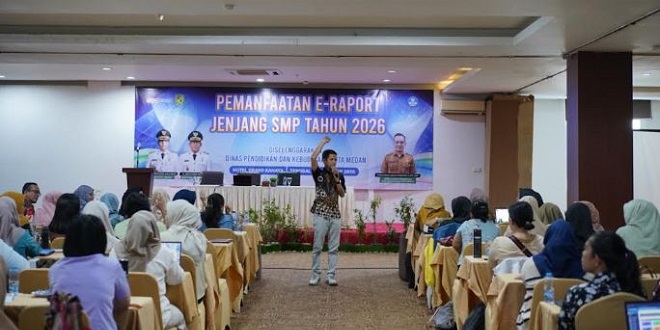 Peserta pelatihan e-Rapor bersama narasumber di Grand Kanaya Hotel Medan