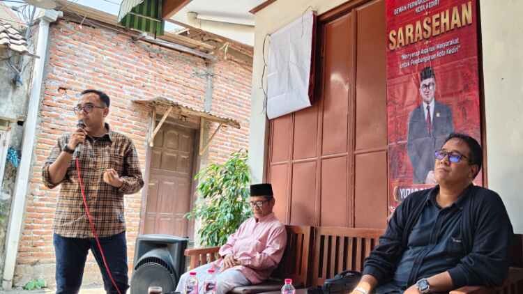 Warga mengikuti sarasehan dan sosialisasi pemutakhiran data desil di Kediri