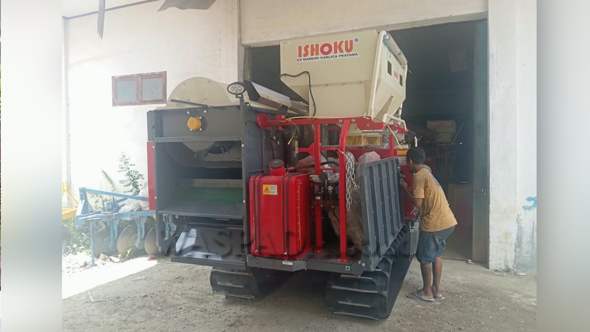 Bantuan alat mesin pertanian berupa traktor dan rice transplanter untuk Aceh Utara