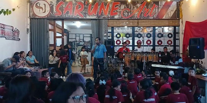 Anak-anak Sarune Children Choir tampil di panggung kompetisi paduan suara internasional