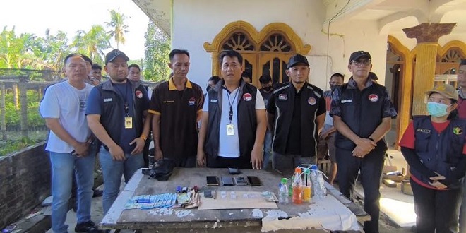 Petugas mengamankan barang bukti sabu dan tersangka di Desa Tanjung Baru, Deliserdang