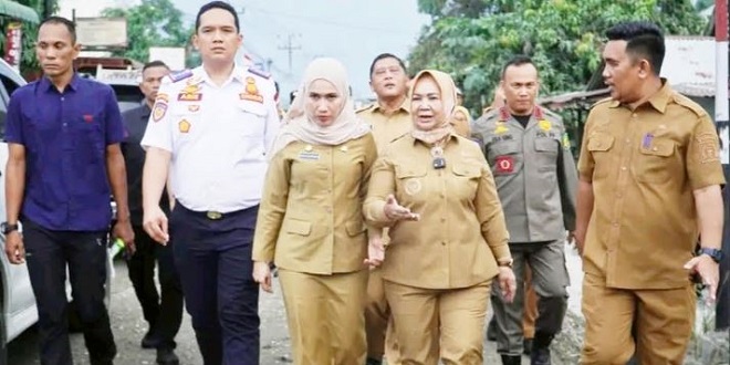Plt Bupati Tiorita meninjau perbaikan jalan Kampung Nangka di Secanggang