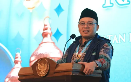 Ilustrasi buku nikah di meja kantor KUA sedang diperiksa oleh petugas administrasi