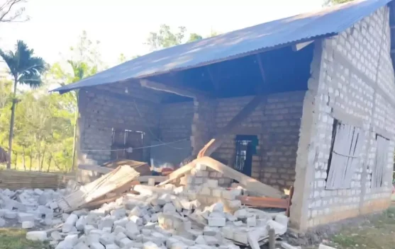 Warga dan rumah rusak setelah gempa M6,1 di Sumba Barat Daya