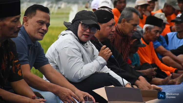 Erma Susanti bersama petani saat syukuran petik padi di Desa Bungur, Tulungagung