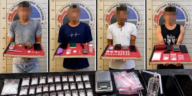 Petugas mengamankan barang bukti sabu dalam operasi di Aceh Selatan
