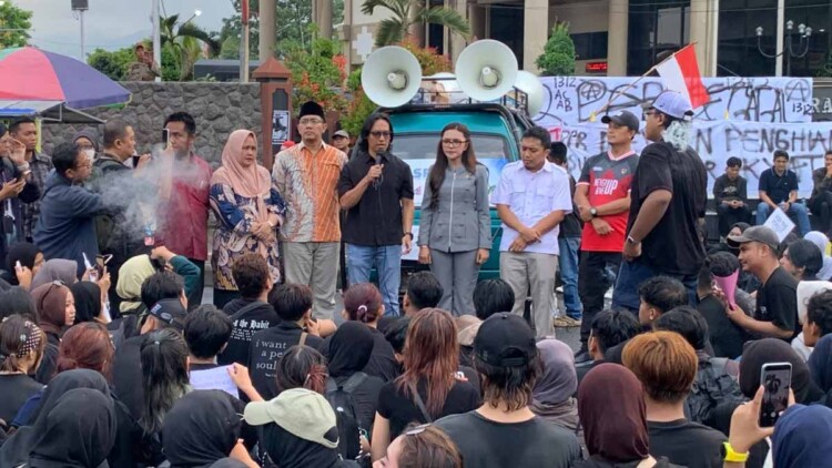 Massa mahasiswa berunjuk rasa di depan Gedung DPRD Jember