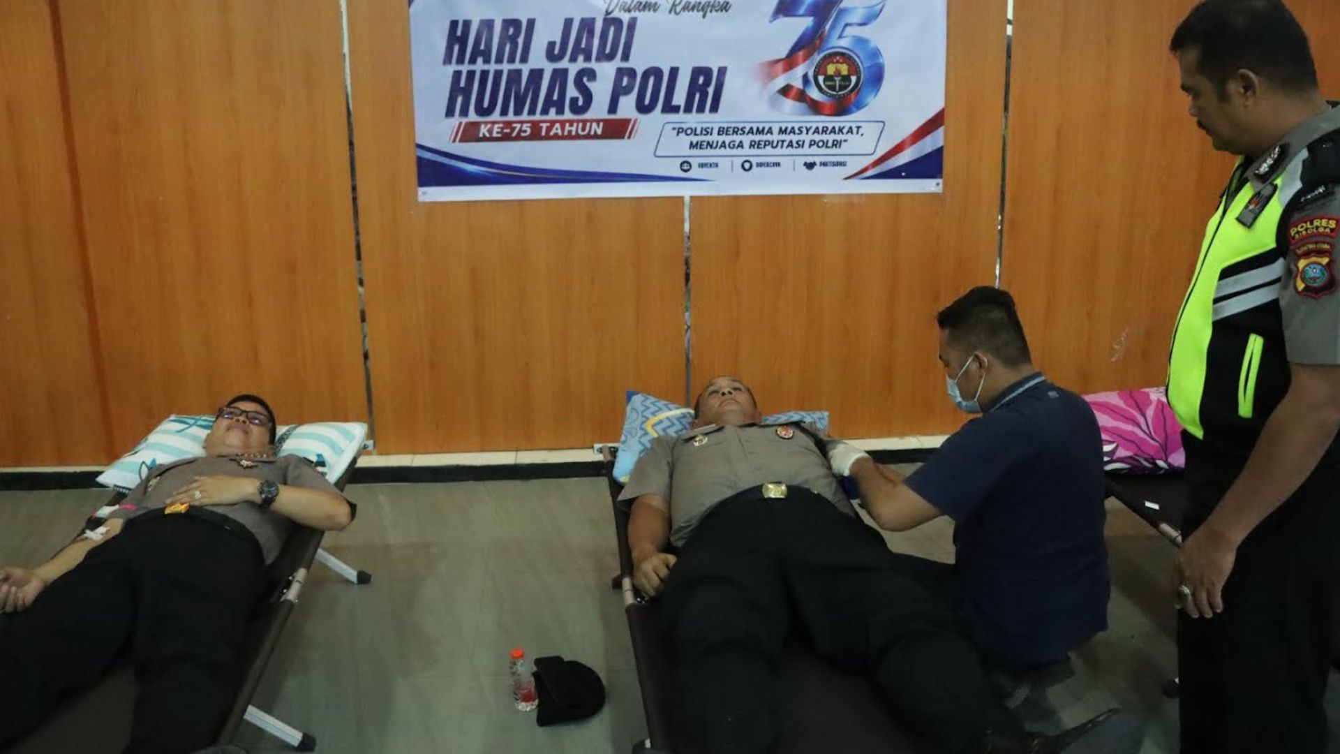 Petugas Polres dan petugas medis melakukan donor darah di Mako Polres Sibolga