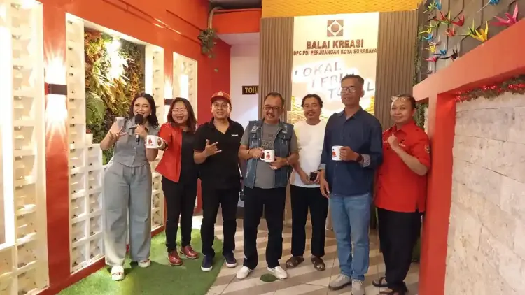 Armuji berbicara membuka Merah Muda Fest di Surabaya, generasi muda mengikuti diskusi