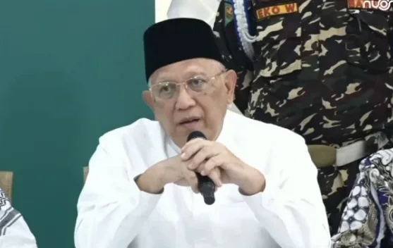 Santri berkumpul saat peringatan Hari Santri dengan nuansa kebangsaan dan religius