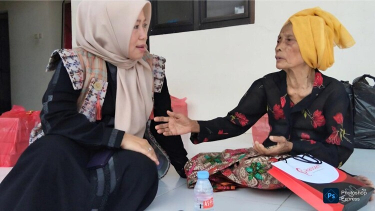 Penyerahan alat bantu dengar kepada Nenek Suidah di Pamekasan