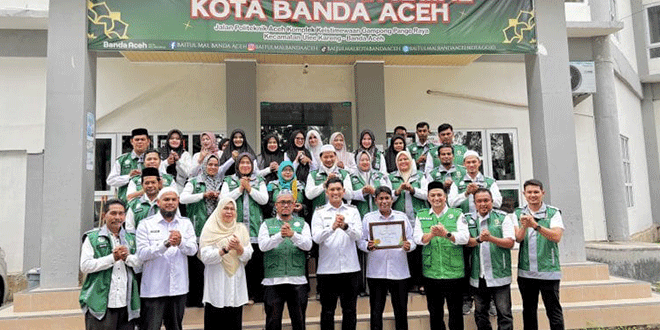 Wakil Wali Kota menyematkan rompi pada petugas survei rumah layak huni di Banda Aceh