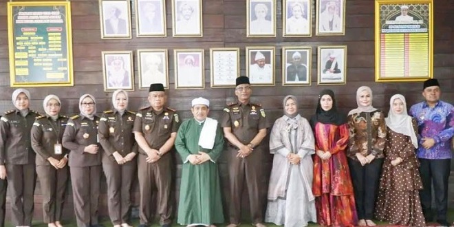 Kajati Sumut dan Plt Bupati Langkat saat bersilaturahmi dengan Tuan Guru Babussalam di Desa Besilam