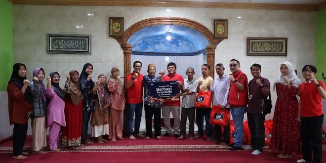 Penyerahan 100 paket sembako Telkomsel kepada warga Limau Sundai, Binjai