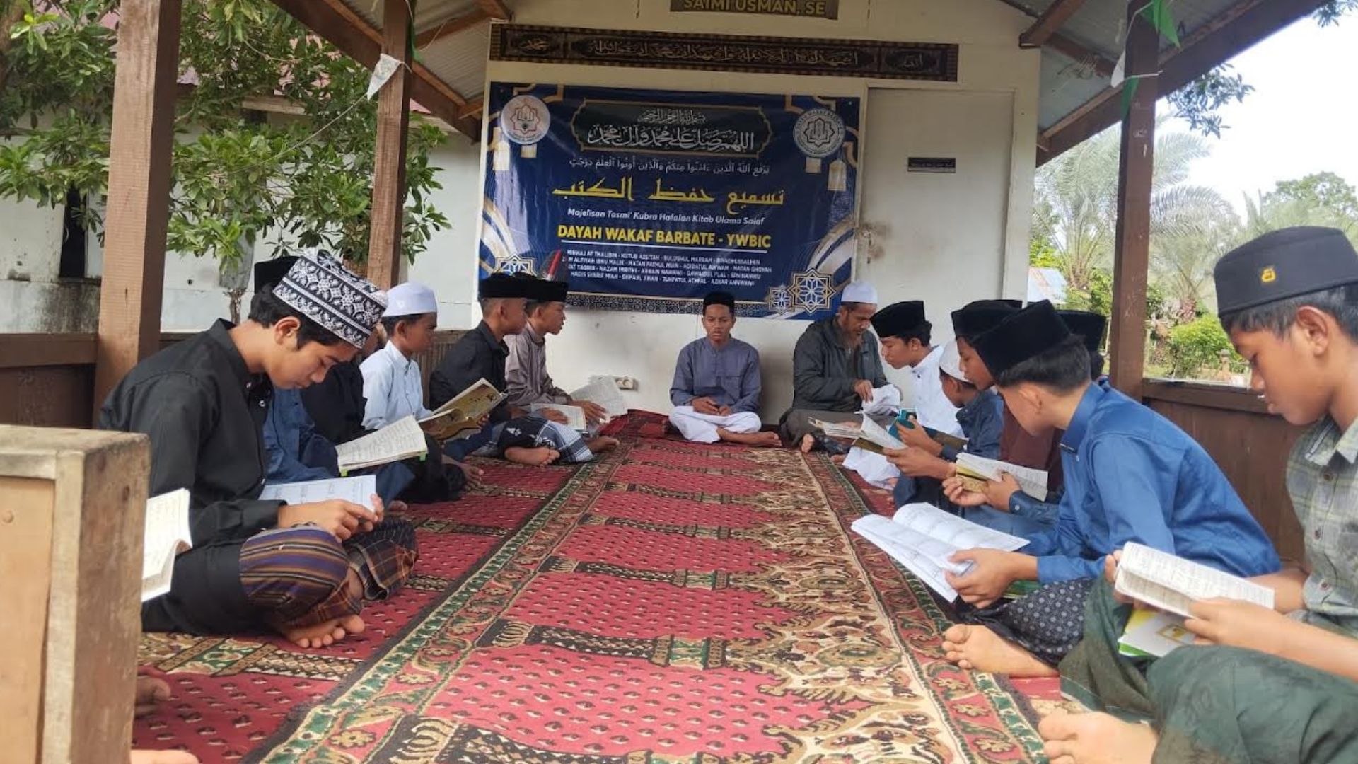 Santri Dayah Wakaf Barbate saat khataman dan tasmi' kitab di Aceh Besar