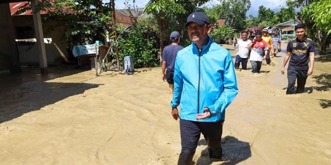 Banjir merendam permukiman di Mandailing Natal, warga dan petugas melakukan evakuasi dan pembersihan