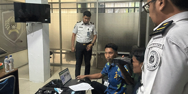 Petugas Disdukcapil melakukan perekaman E-KTP di Lapas Tanjung Gusta Medan