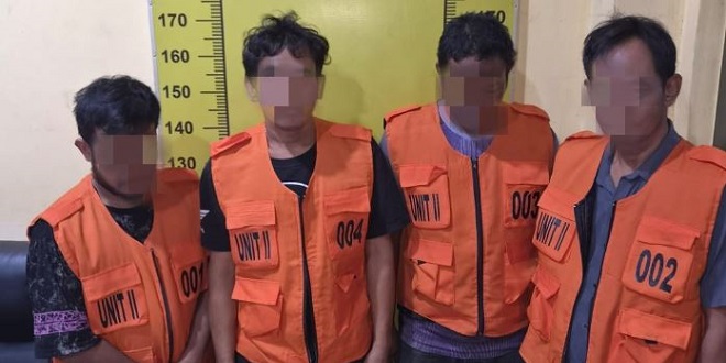 Petugas kepolisian menggerebek kampung narkoba di Desa Emplasmen Kualanamu