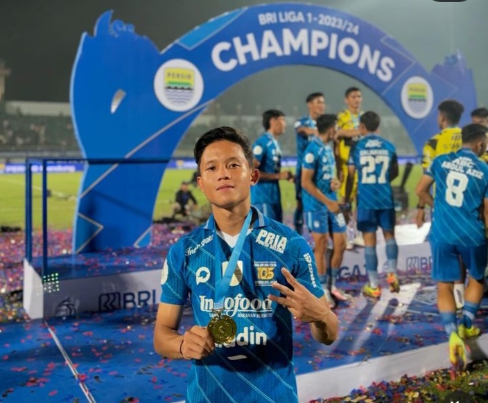 Arsan Makarin mengenakan seragam PERSIB saat berlaga di liga