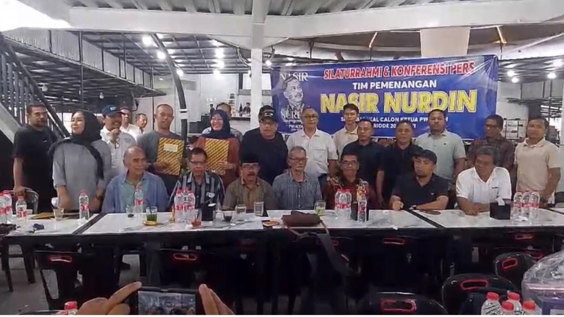 Nasir Nurdin dan tim pemenangan menunjukkan dokumen dukungan untuk PWI Aceh
