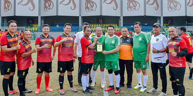 Bupati Sergai Darma Wijaya dan Wabup Adlin Tambunan memperkuat Sergai FC di Stadion Kebun Bunga