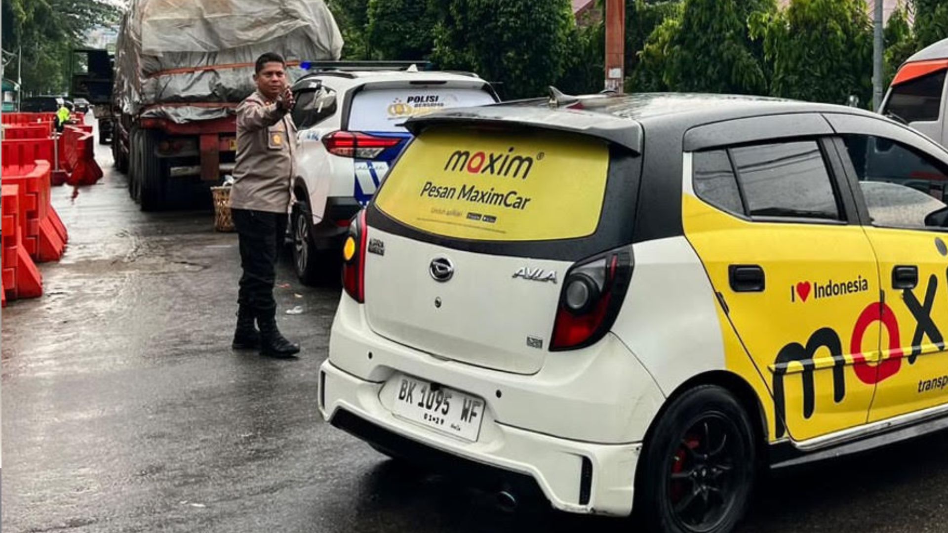 Kapolres Pematangsiantar mengatur lalu lintas di depan Suzuya Merdeka Mall