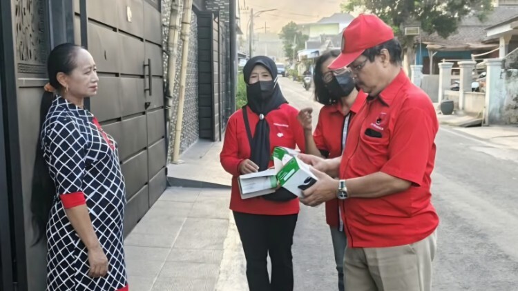Kader PDI Perjuangan membagikan masker dan air minum di sekitar TPA Supit Urang