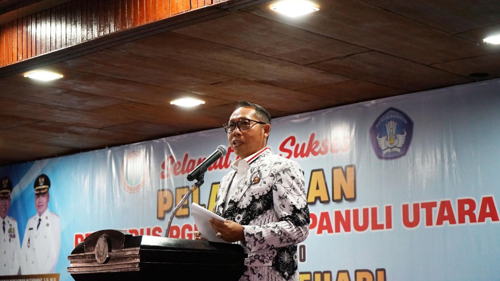 Bupati Tapanuli Utara hadir saat pelantikan pengurus PGRI Taput periode 2026–2030 di Gedung Sopo Partungkoan, Tarutung