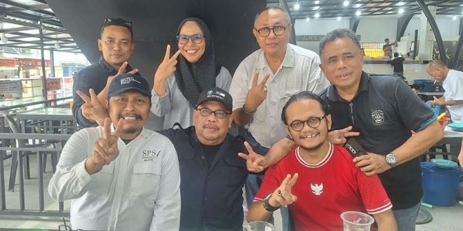 Nasir Nurdin dan tim pemenangan saat konferensi pers di Banda Aceh