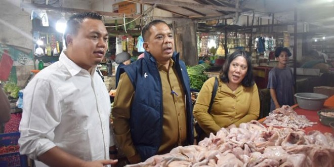 Pasar tradisional di Medan dengan pedagang dan komoditas cabai serta ayam potong