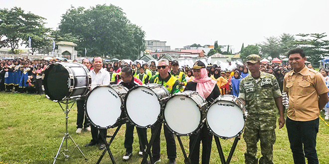 Penampilan marching band di Lapangan Segitiga Perbaungan saat pembukaan SOMB-II