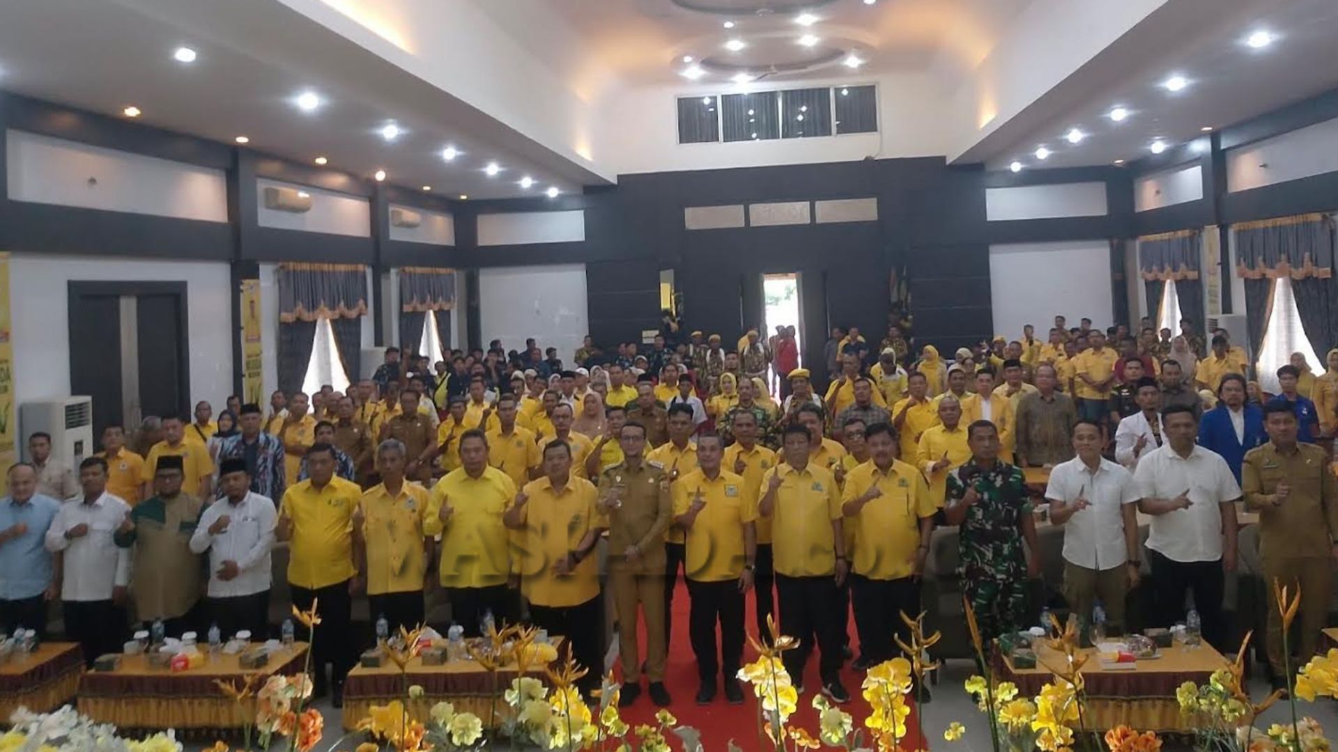 Muhammad Romadon Nasution menerima bendera pataka setelah ditetapkan sebagai Ketua Golkar Labusel