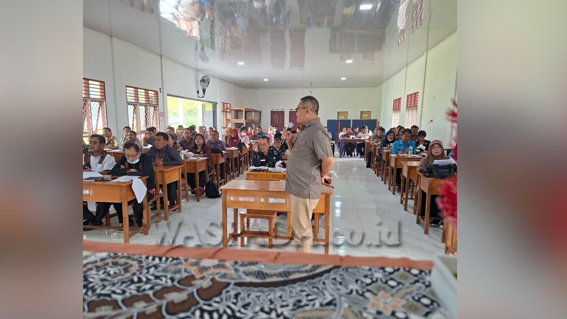 Ahli Pers Rizal Surya berinteraksi dengan peserta sosialisasi UU Pers dan KEJ di Aula SMKN 1 Pamatang Raya