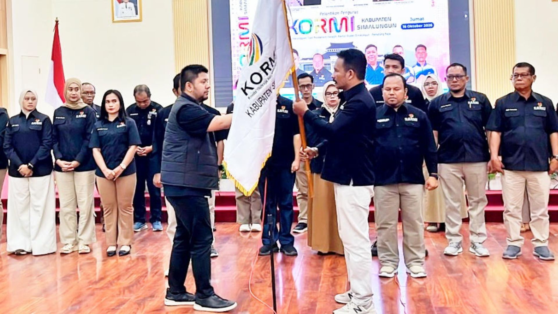 Penyerahan pataka KORMI kepada Ketua KORMI Kabupaten Simalungun Mahadi Dedi Sitanggang