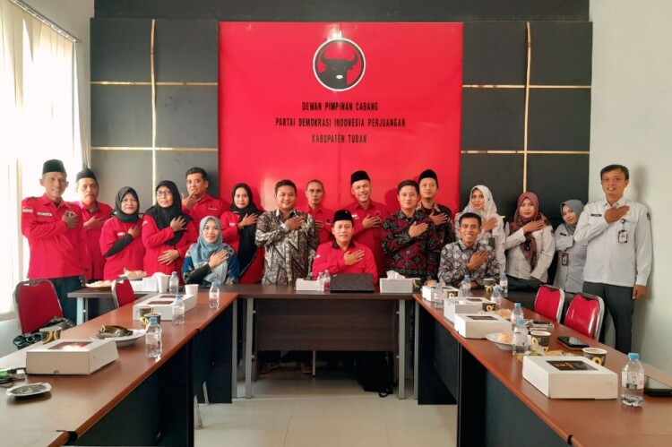 KPU Tuban dan pengurus PDI Perjuangan saat audiensi pemutakhiran data parpol